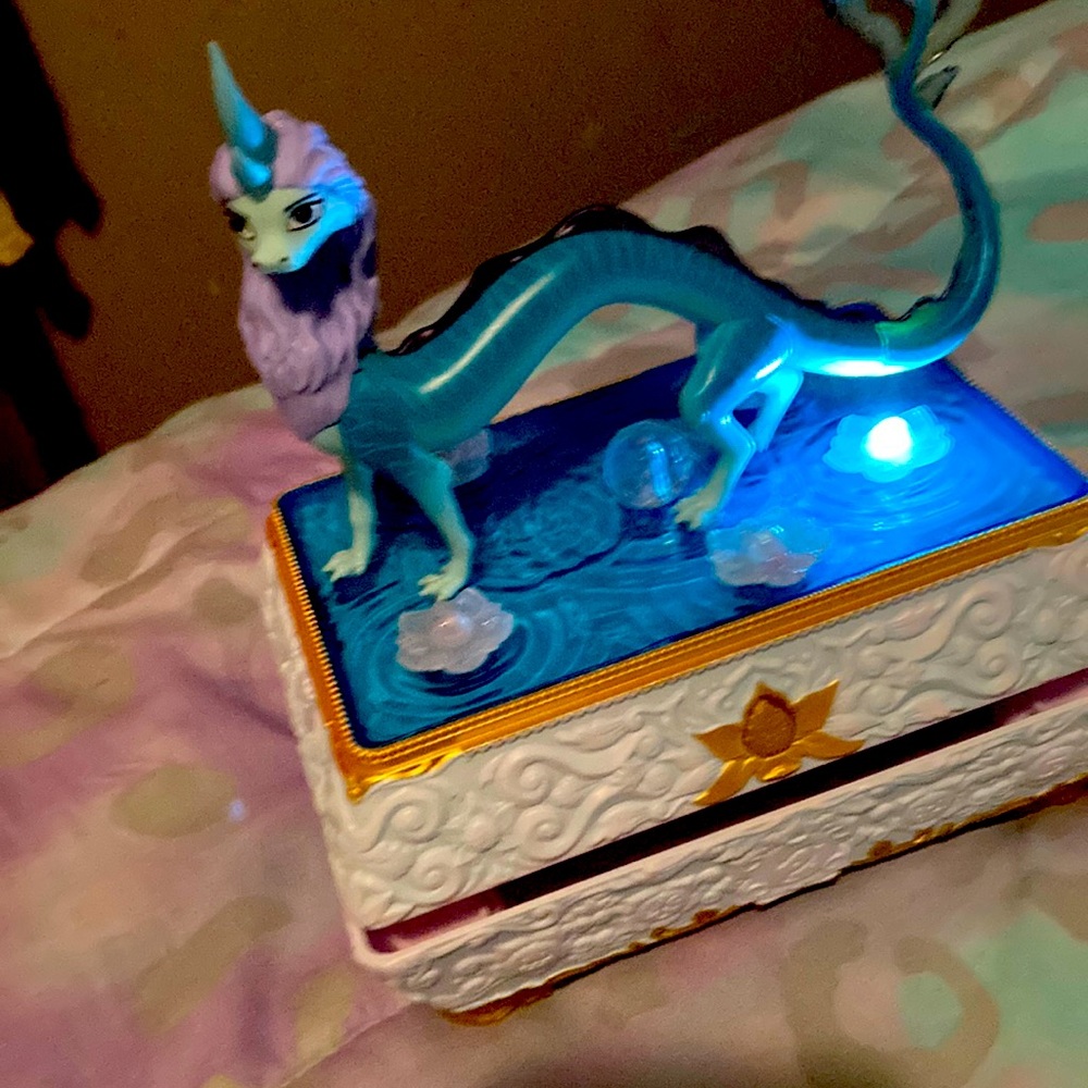 Raya and the last Dragon music box and jewelry set